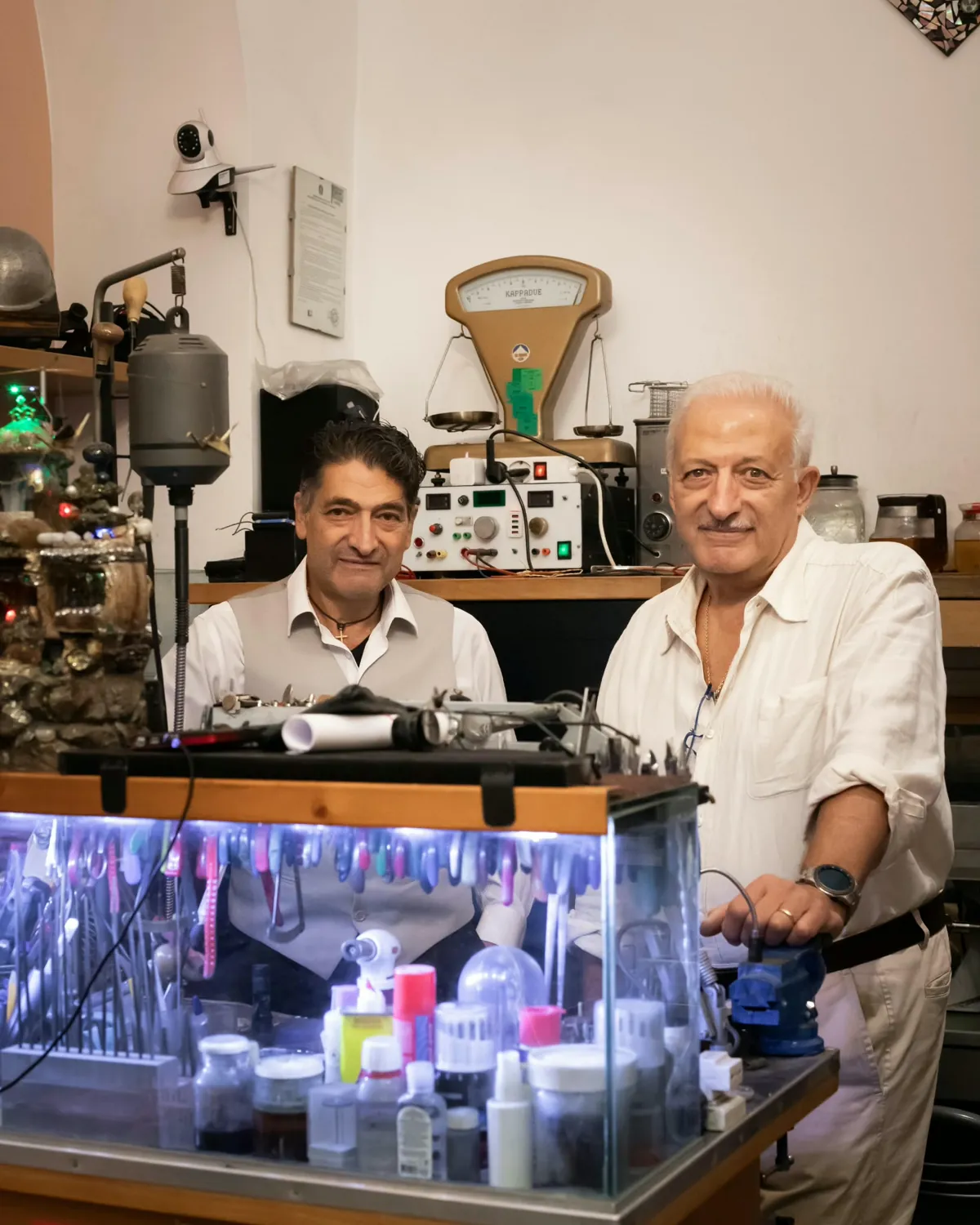 Adruni e Edmondo Mevlat dietro il banco da lavoro del laboratorio